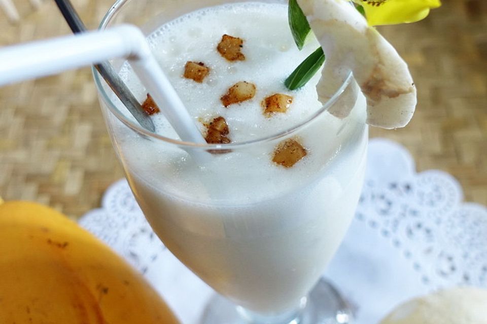 Kokosnuss Lassi mit gezuckerten Kokosnussstücken