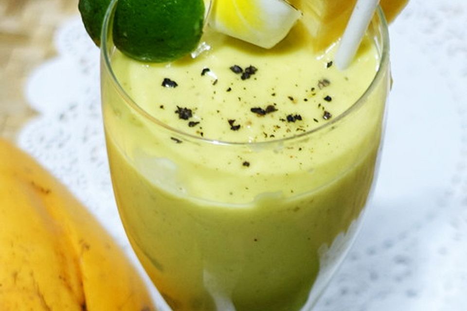 Ananas-Kokosnuss-Avocado-Lassi