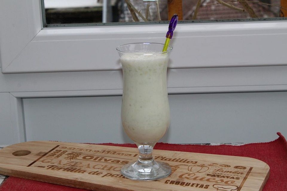 Ananas-Kokosnuss-Avocado-Lassi