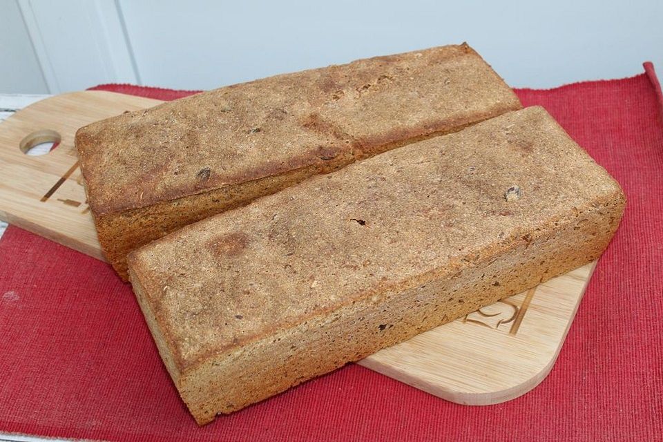 Dinkel-Weizen-Roggensauerteig-Vollkornbrot mit zweierlei Leinsamen, Kürbiskernen und Dickmilch