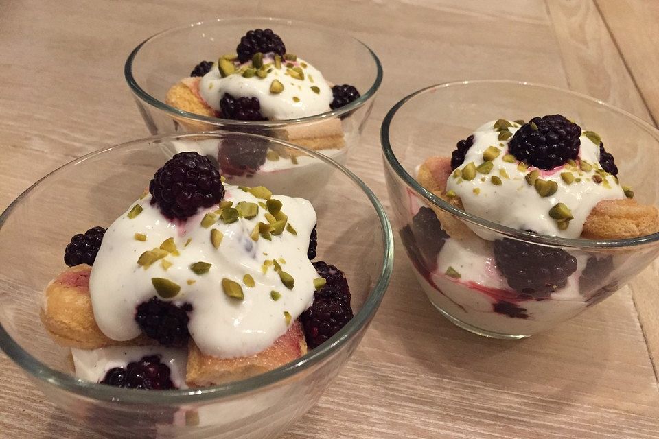 Brombeer-Schichtdessert mit Vanille-Joghurtcreme und Pistaziencrunch