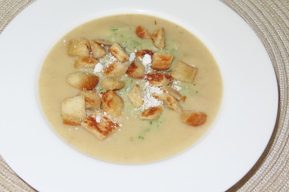 Selleriesuppe grün-weiß mit Croutons