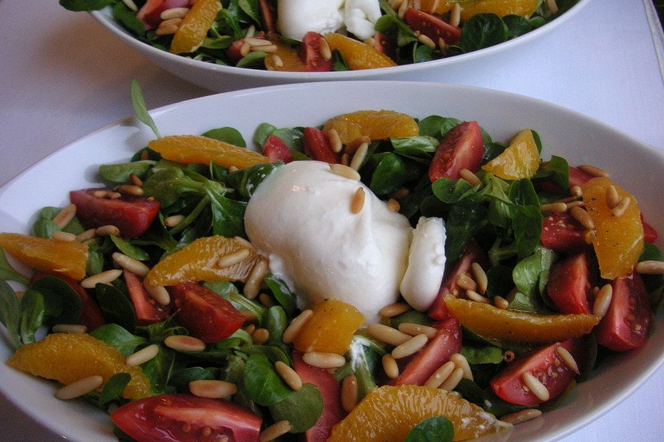 Feldsalat mit Burrata, Orangen und Pinienkernen