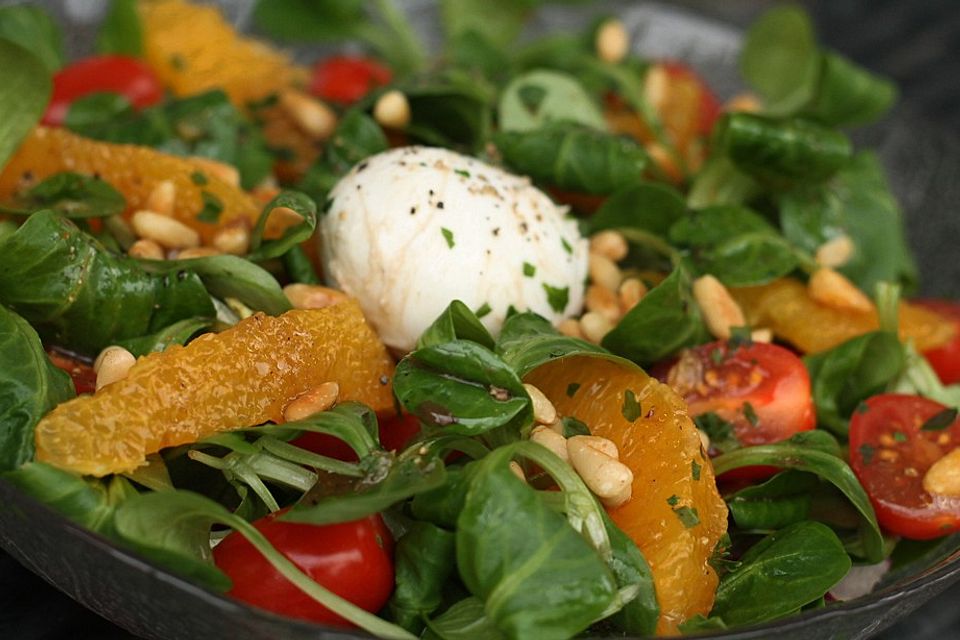 Feldsalat mit Burrata, Orangen und Pinienkernen