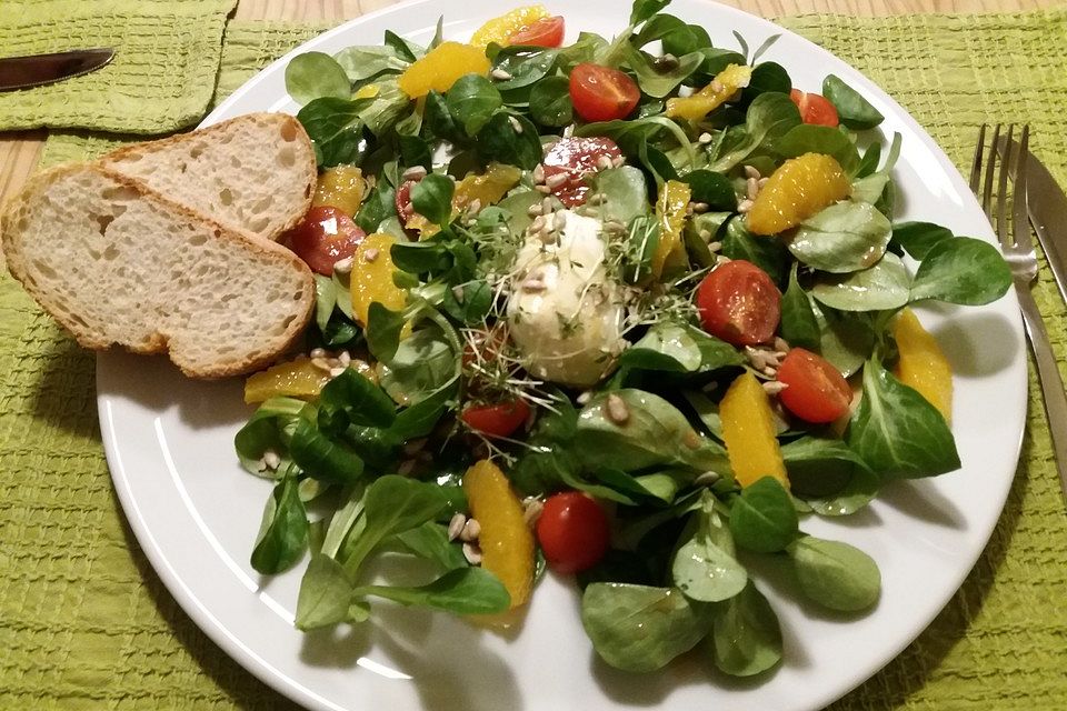 Feldsalat mit Burrata, Orangen und Pinienkernen