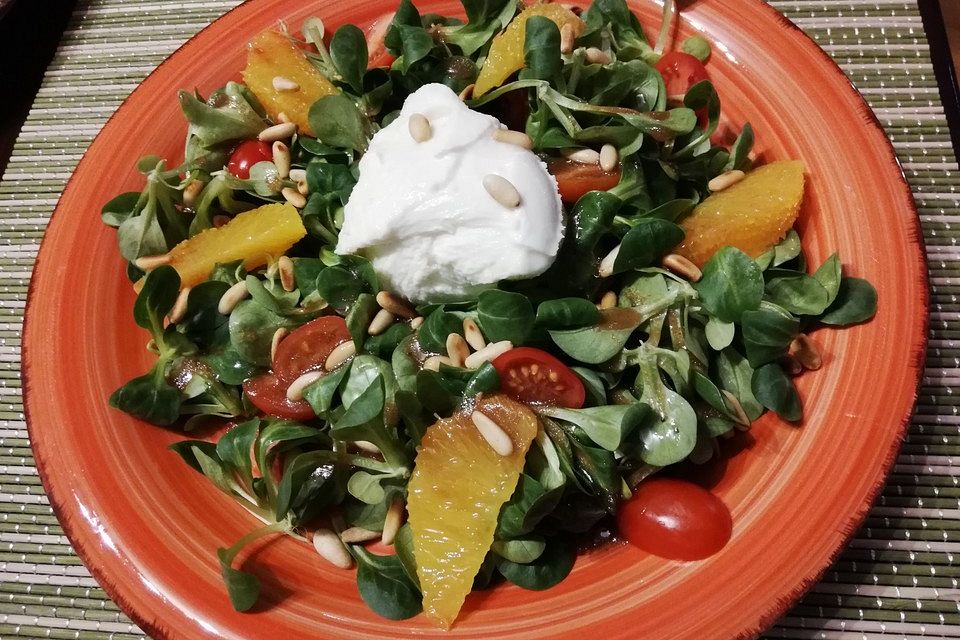 Feldsalat mit Burrata, Orangen und Pinienkernen