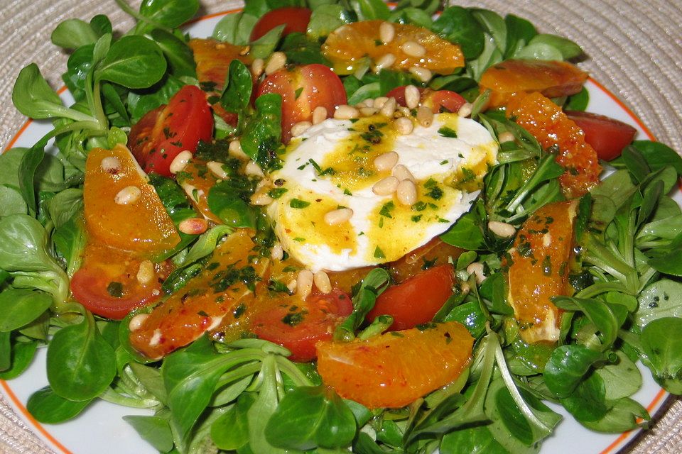 Feldsalat mit Burrata, Orangen und Pinienkernen