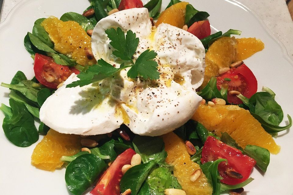 Feldsalat mit Burrata, Orangen und Pinienkernen