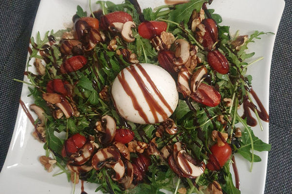 Feldsalat mit Burrata, Orangen und Pinienkernen
