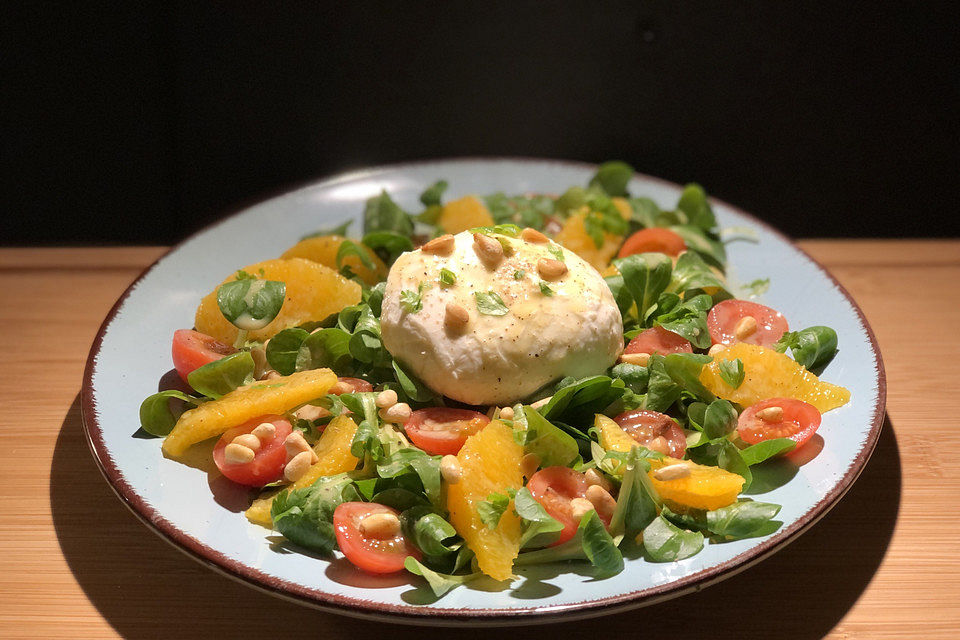 Feldsalat mit Burrata, Orangen und Pinienkernen