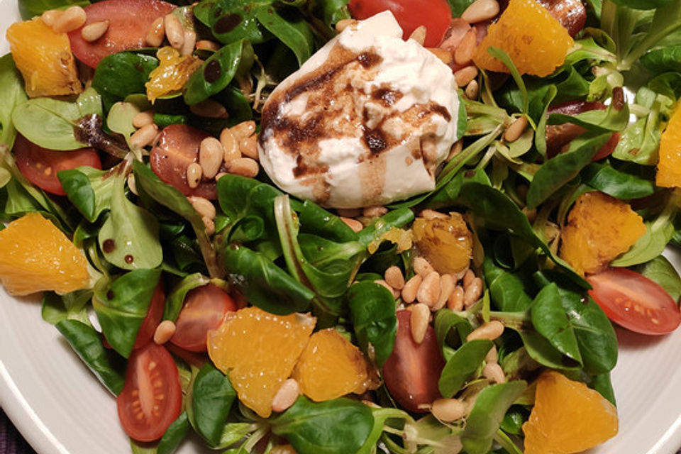 Feldsalat mit Burrata, Orangen und Pinienkernen