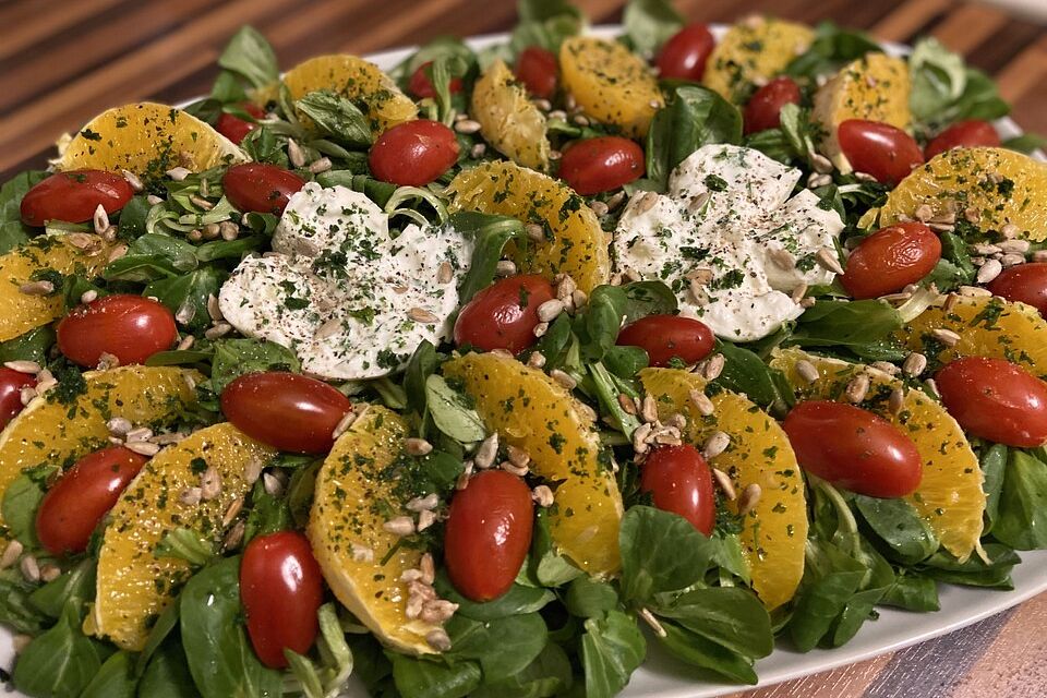 Feldsalat mit Burrata, Orangen und Pinienkernen