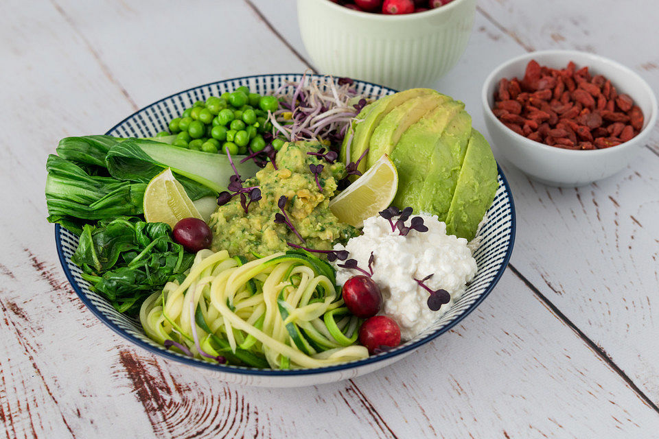 Grüne Protein-Bowl mit Erbsen-Hummus