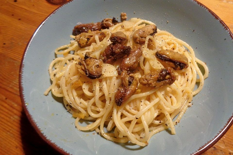 Spaghetti mit geräucherten Muscheln, Knoblauch und Chili