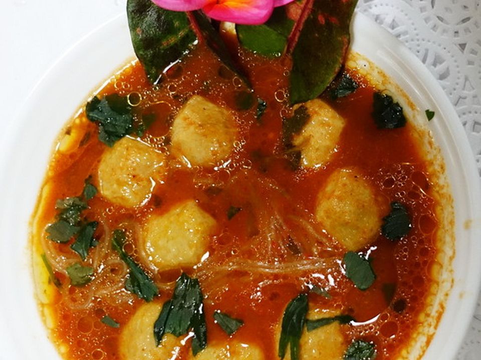 Würzig-exotische Tomatensuppe mit Hühnerfleischbällchen und Glasnudeln ...