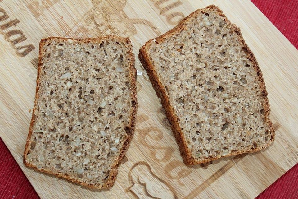 Dinkel-Weizen-Sauerteig-Vollkornbrot mit Brotgewürz und Sonnenblumenkernen