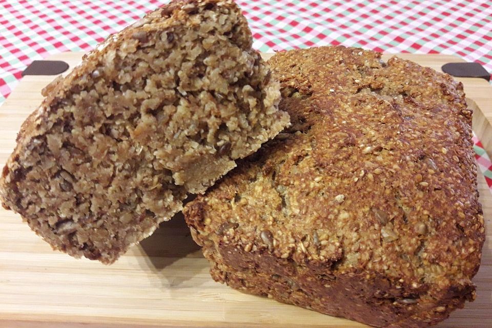 Dinkel-Weizen-Sauerteig-Vollkornbrot mit Brotgewürz und Sonnenblumenkernen