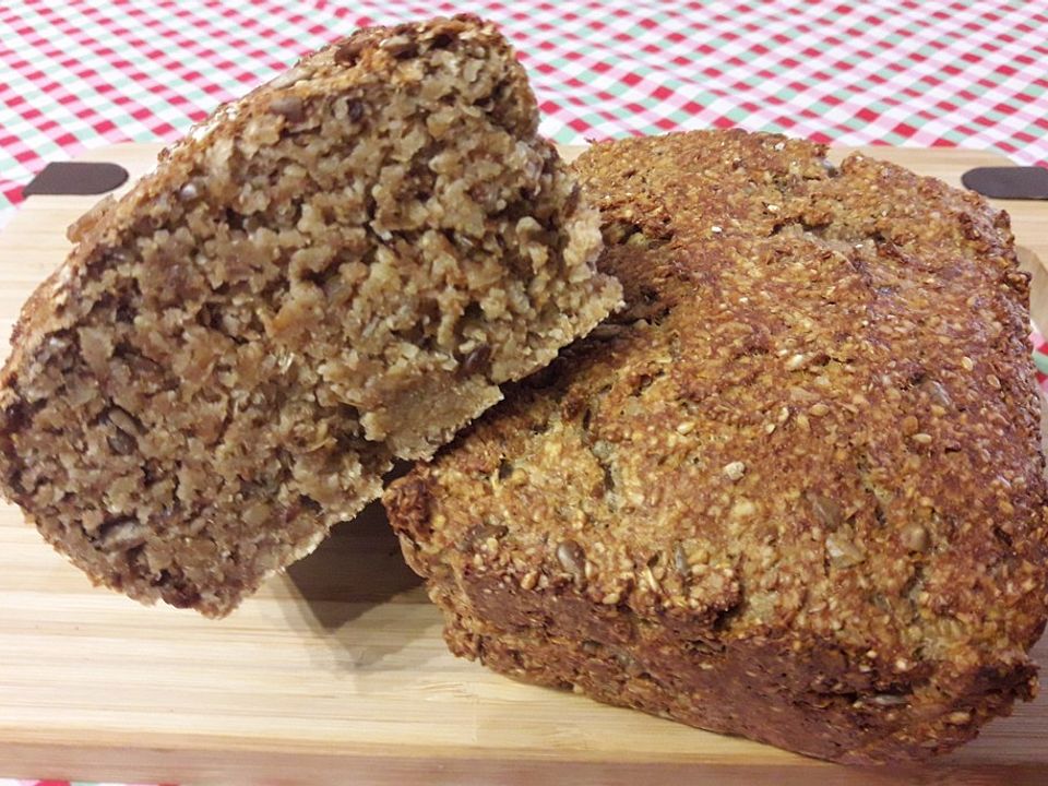 Dinkel-Weizen-Sauerteig-Vollkornbrot mit Brotgewürz und ...
