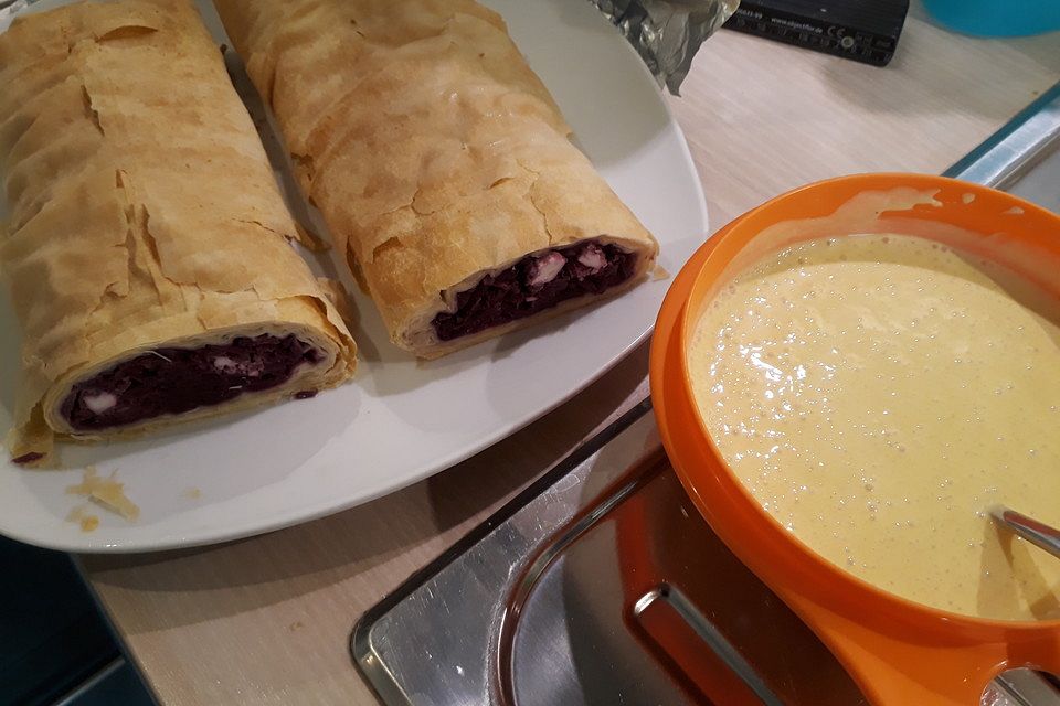 Rotkohlstrudel mit Feta und Curry-Dip