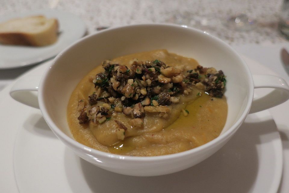 Steinpilz-Kartoffelsuppe mit Champignon-Walnuss-Topping