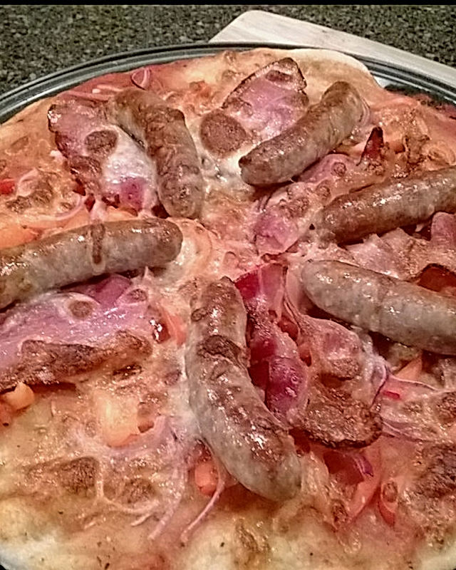 Frühstückspizza mit Bacon und Nürnberger Würstchen