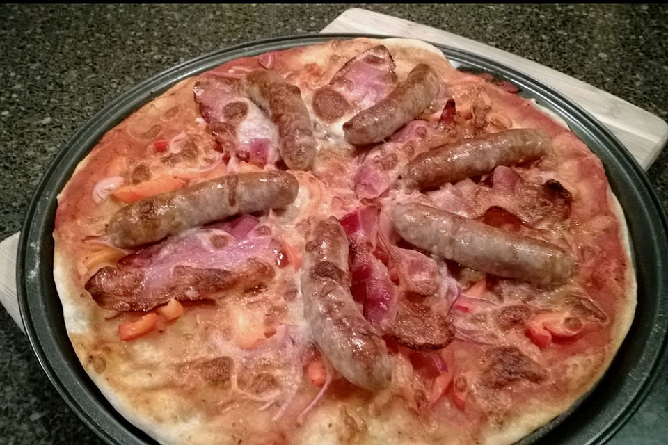 Frühstückspizza mit Bacon und Nürnberger Würstchen