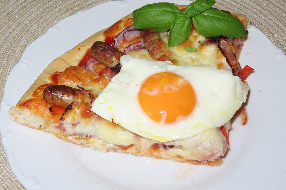 Frühstückspizza mit Bacon und Nürnberger Würstchen