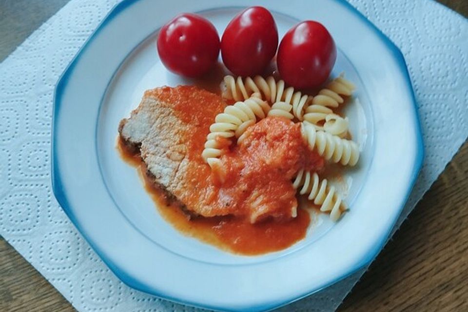 Festlicher Schweinerückenbraten mit Tomaten-Cognac-Soße und grünen Bohnen