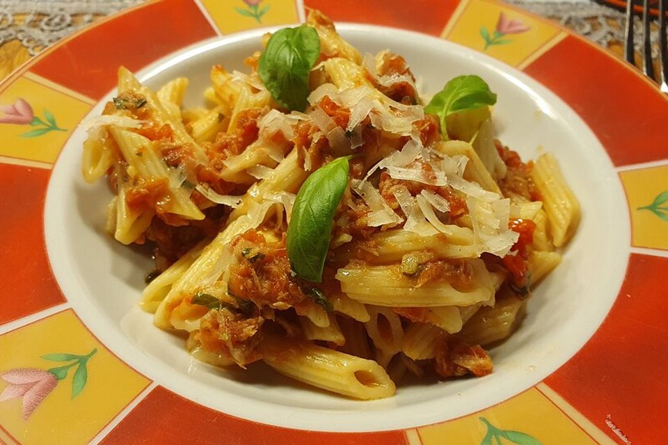 Rigatoni mit Thunfisch-Tomaten-Sauce