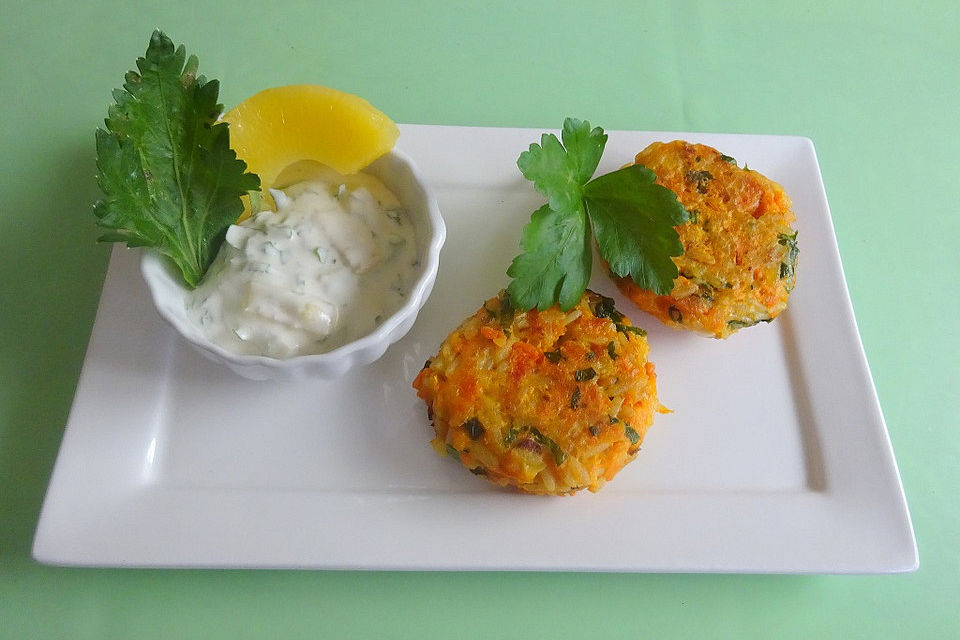 Vegetarische Reis-Möhren-Plätzchen mit Dip