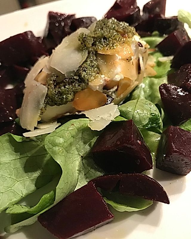 Rote Bete-Salat mit Ziegenfrischkäse und Walnusspesto