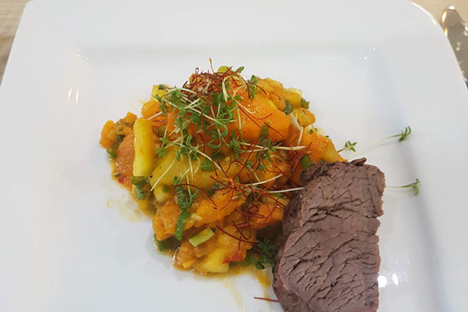 Süßkartoffelsalat mit Mango, Frühlingslauch, Chili und Rinderfilet