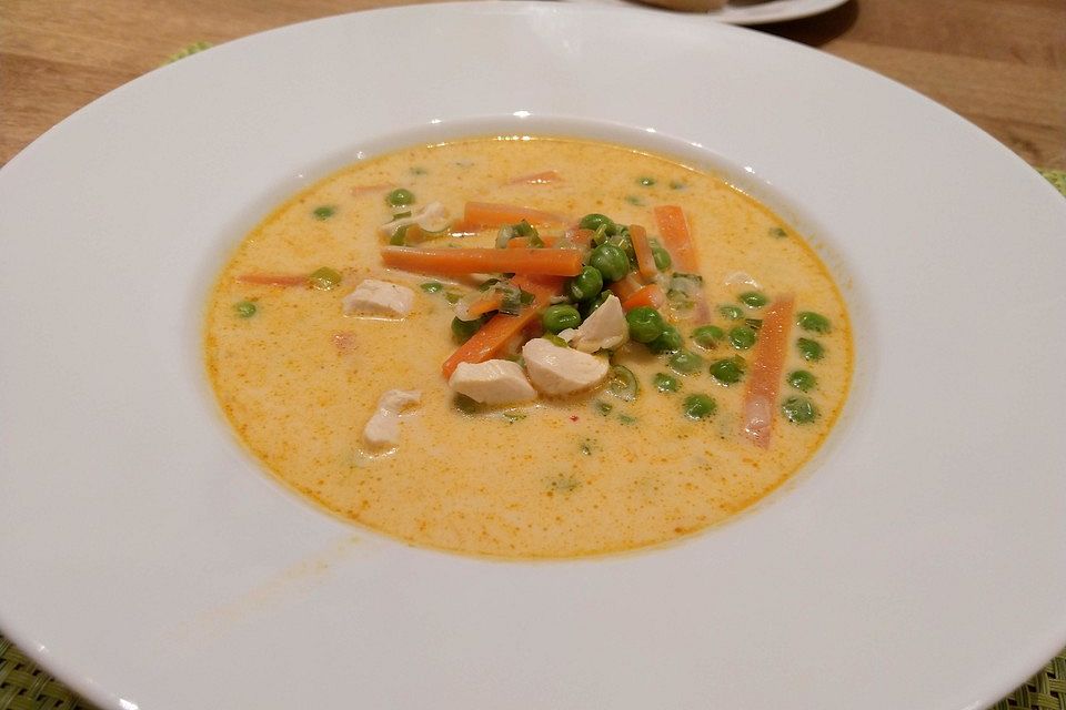 Asiatische Gemüsesuppe mit Pouleteinlage Asiatische Gemüsesuppe mit Pouleteinlage