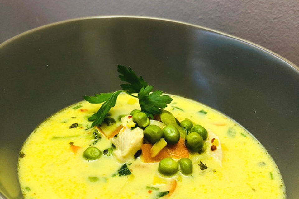 Asiatische Gemüsesuppe mit Pouleteinlage Asiatische Gemüsesuppe mit Pouleteinlage