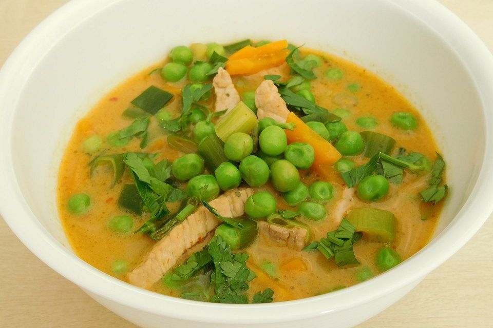 Asiatische Gemüsesuppe mit Pouleteinlage Asiatische Gemüsesuppe mit Pouleteinlage