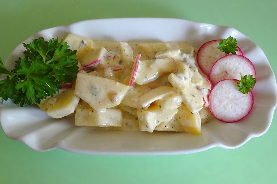 Kartoffelsalat mit Radieschen und saurer Sahne