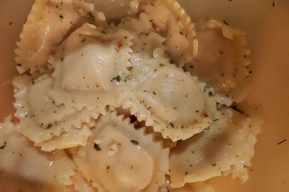 Ravioli mit Calabrese-Tomaten-Frischkäsefüllung in Knoblauch-Rucola-Butter