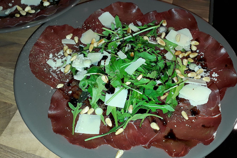 Bresaola-Carpaccio mit Rucola, Pinienkernen und Parmesan