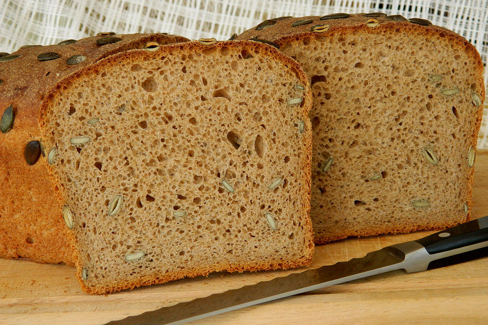 Dinkel-Weizen-Roggensauerteig-Vollkornbrot mit Buttermilch, Brotgewürz und Kürbiskernen