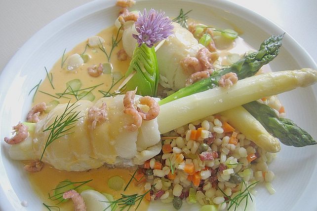 Seezungenröllchen mit 2 Sorten Spargel auf Graupengemüse im ...