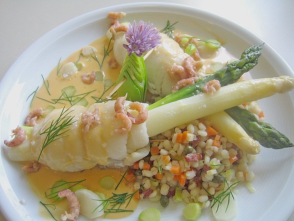 Seezungenröllchen mit 2 Sorten Spargel auf Graupengemüse im ...
