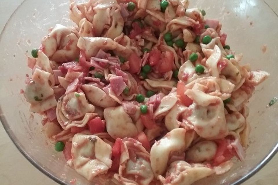 Tortellinisalat mit Tomatensauce