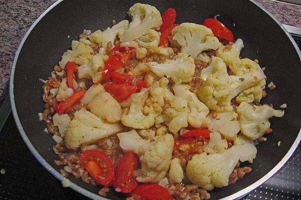 Dinkelpfanne mit Blumenkohl und Tomaten