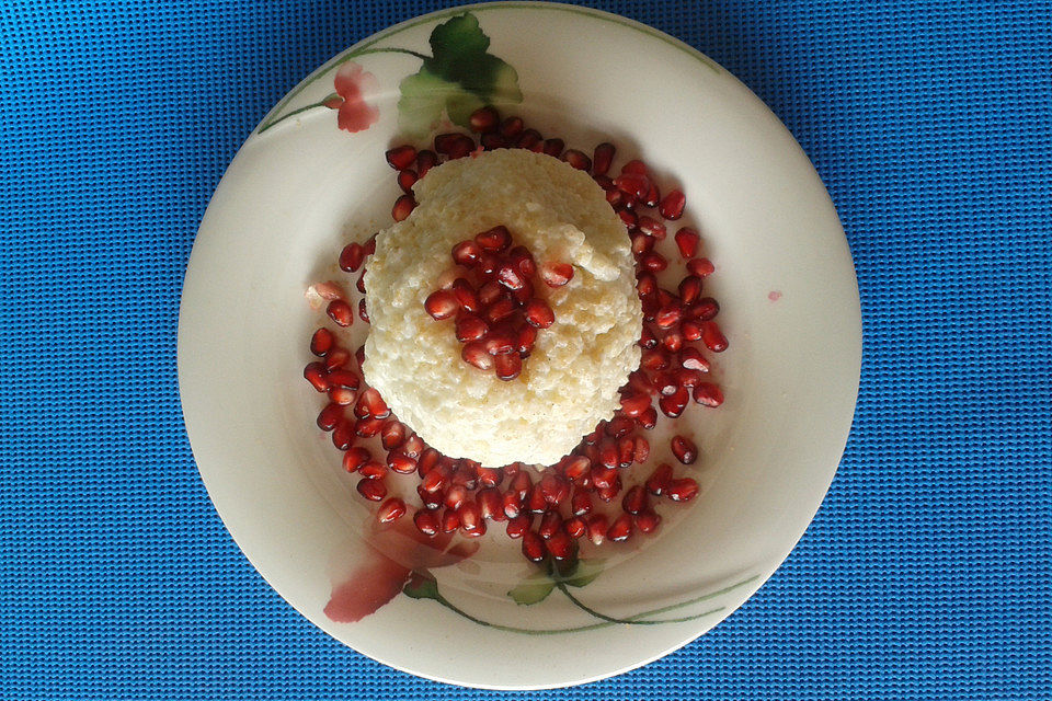 Granatapfel-Rosen-Milchreisdessert