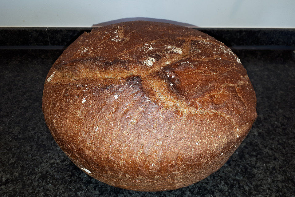 Knuspriges Dinkelvollkornbrot aus dem Dutch Oven Knuspriges Dinkelvollkornbrot aus dem Dutch Oven