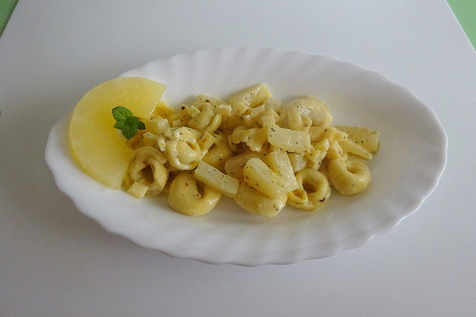 Tortellinisalat mit Käse, Ananas und Curry