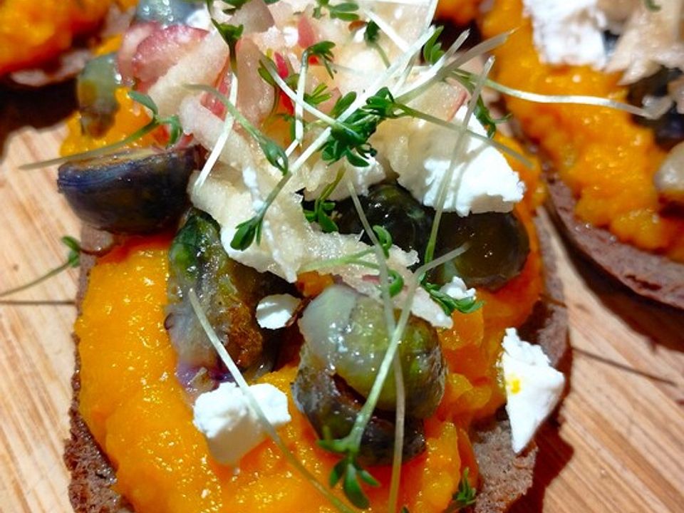 Herbststulle mit Kürbis-Stampf, gebratenem Rosenkohl, Feta, Kresse und ...