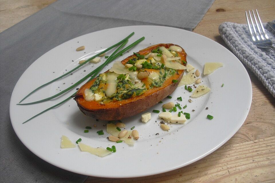 Gefüllte Süßkartoffeln mit Spinat und Feta