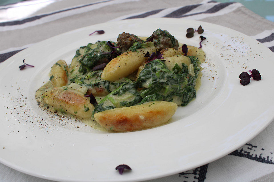 Schupfnudel-Spinat-Pfanne mit Hackbällchen