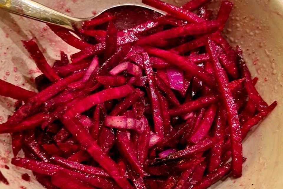 Rote Bete Salat aus frischen Knollen